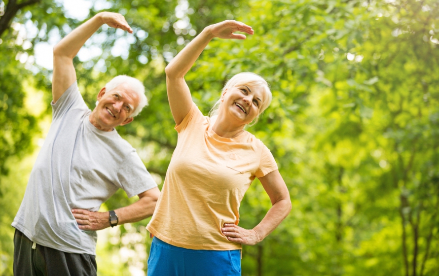 Pesquisas indicam uma forte relação entre atividade física regular e longevidade! Além disso, a prática de exercícios diminui o risco de doenças cardiovasculares. Veja mais neste artigo!